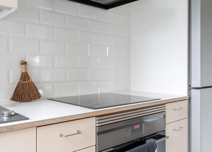 Spacious 3br Next To Downtown Апартаменты *